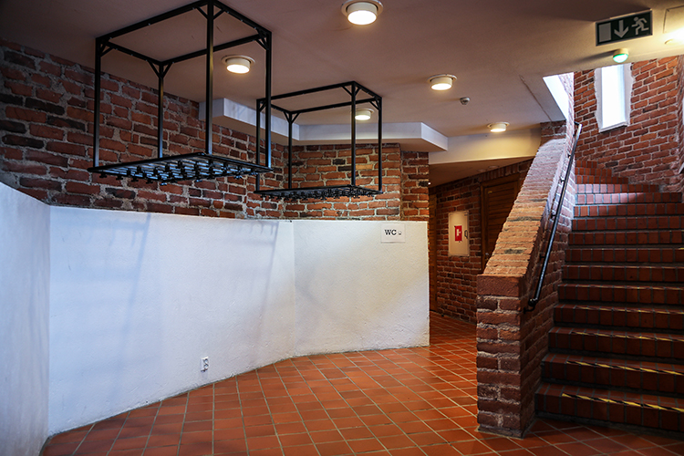 Kryptan aulasta löytyvät tilavat naulakot sekä wc-tilat.