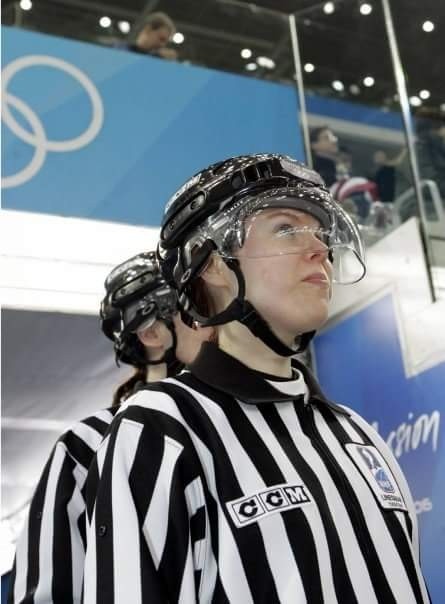 kuvassa Johanna kuisma jääkiekkotuomarina