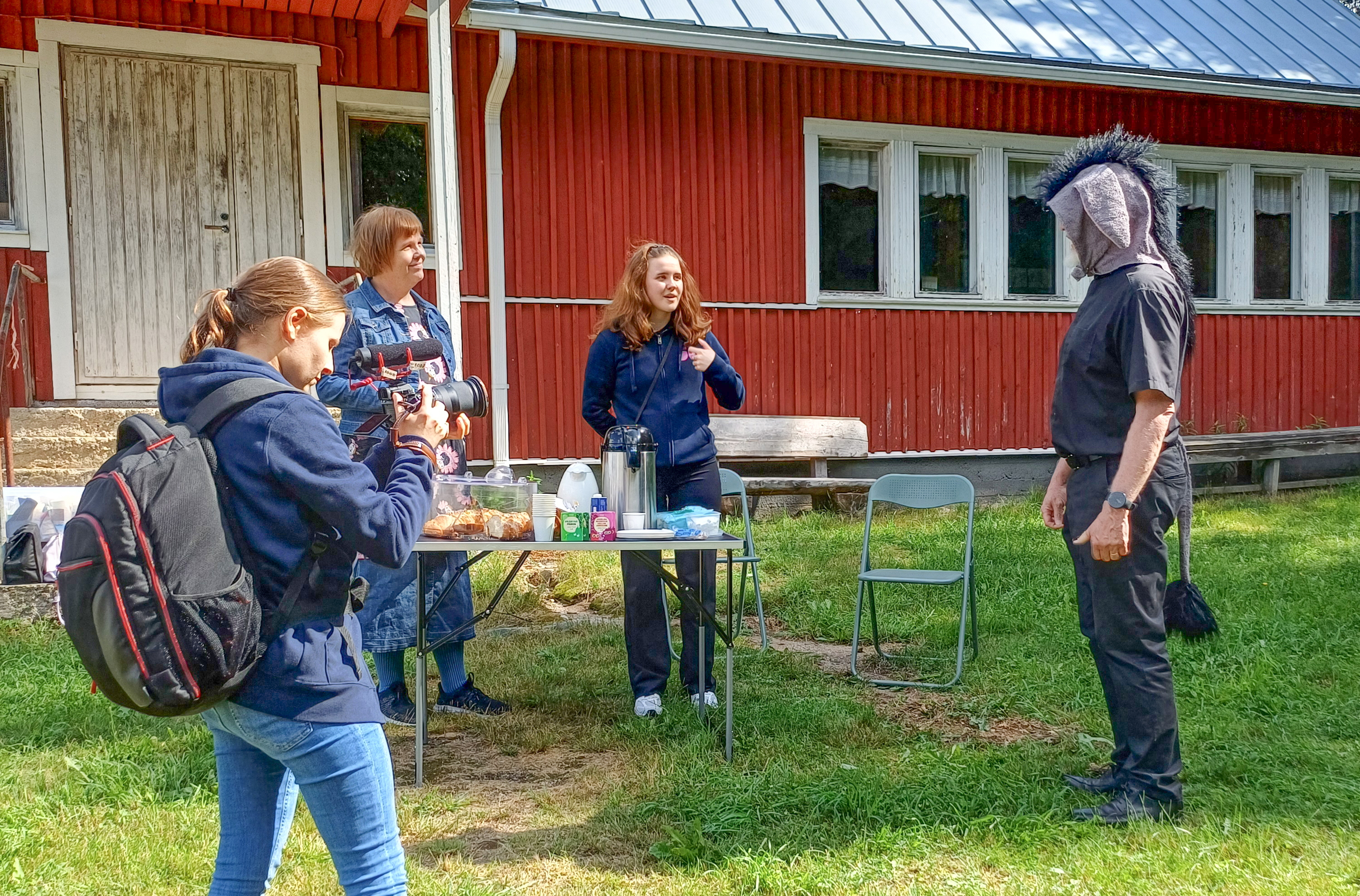 Marjukka kuvaamassa kesällä pop up kahvilassa.